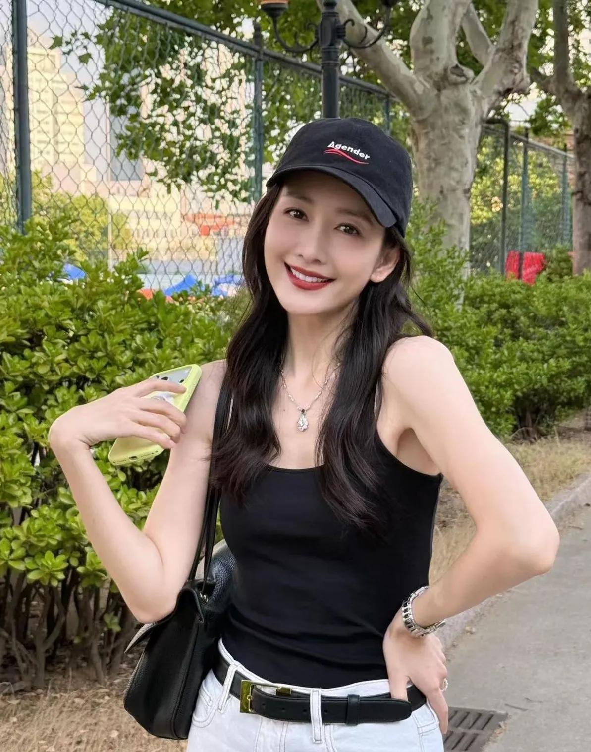 王鸥私服太懂氛围感了！
黑背心配白牛仔裤，棒球帽随性加持，极简搭配，松弛又显贵，