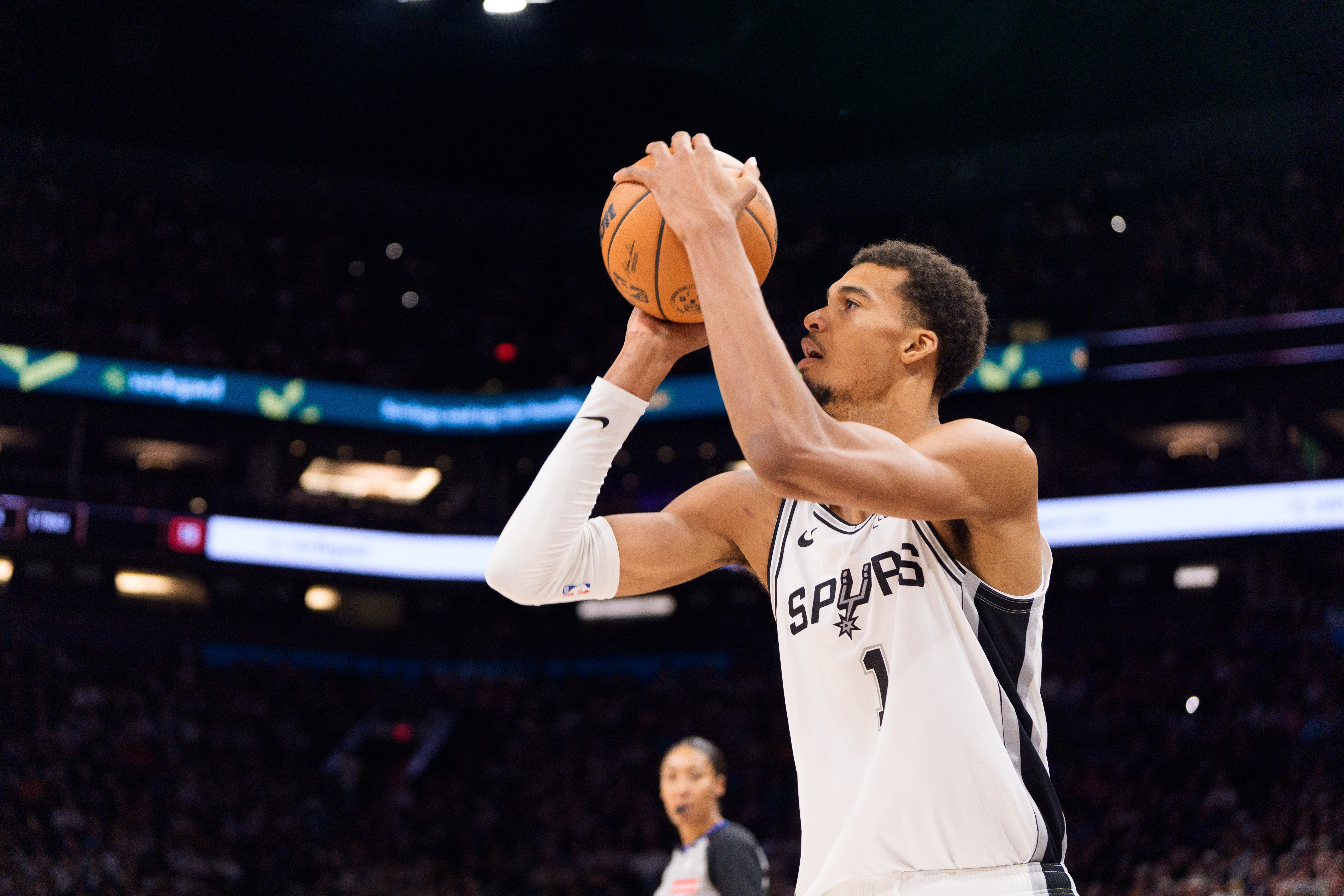 湖人中锋海斯接受了记者采访。谈到文班亚马本赛季出手的选择变化，他说道：“他站着就