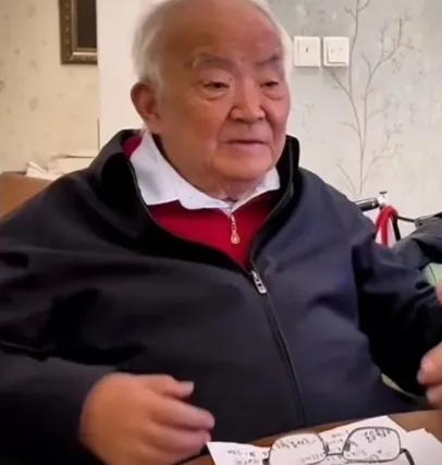 北京大学教授钱理群，退休后住进了养老院。让他没有想到的是，他住进去之后才突然顿悟