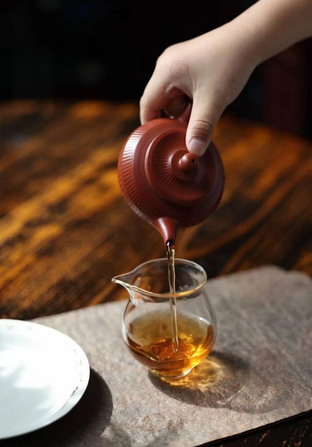 握得住一杯茶的温暖，也要放得下一些事的冰凉。拿得起是本事，放得下是智慧。