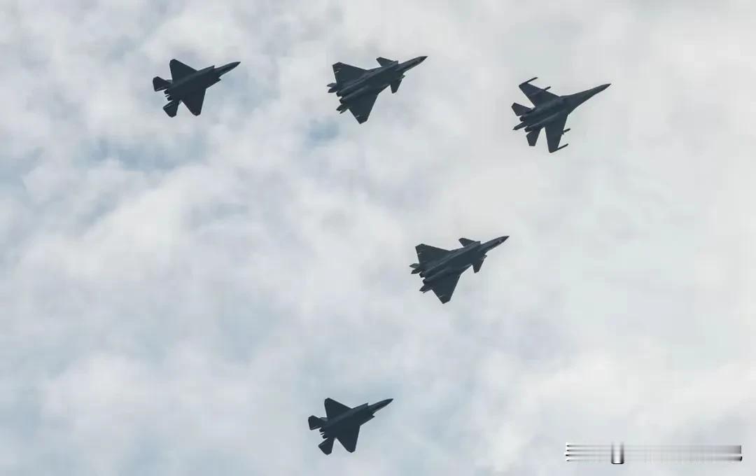 中国空军新三剑客，专踹美国空军大门!
三剑客由歼16D电子战机、歼20、歼35组