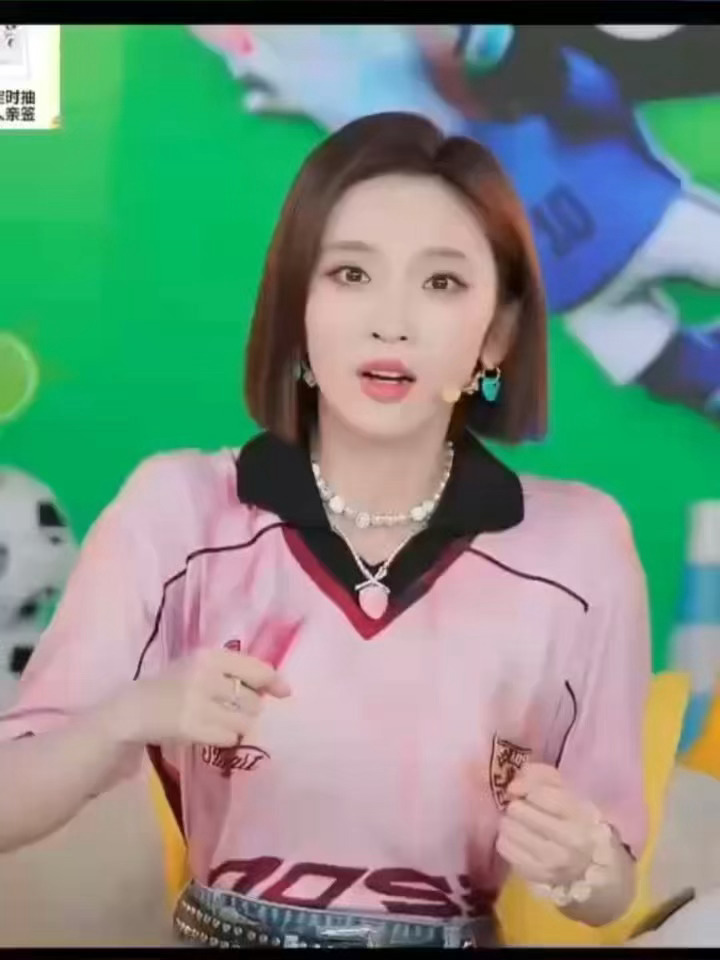唐艺昕演我看世界杯姐姐好可爱，和我看世界杯一模一样，看到兴奋的时候就欢呼雀跃，哈