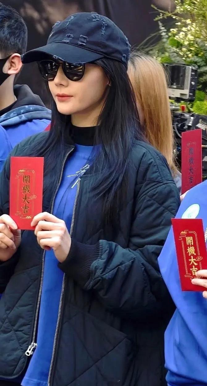 迪丽热巴虽然不能同时拥有一切开机了，粉丝说的唯一女主，无男主都是男配剧。看着大家