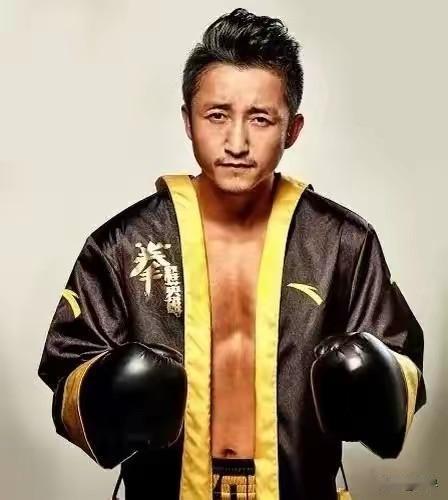 邹市明这一招真是高，以身入局！你以为他真要重返拳场？别忘了他和他老婆现在的职业—