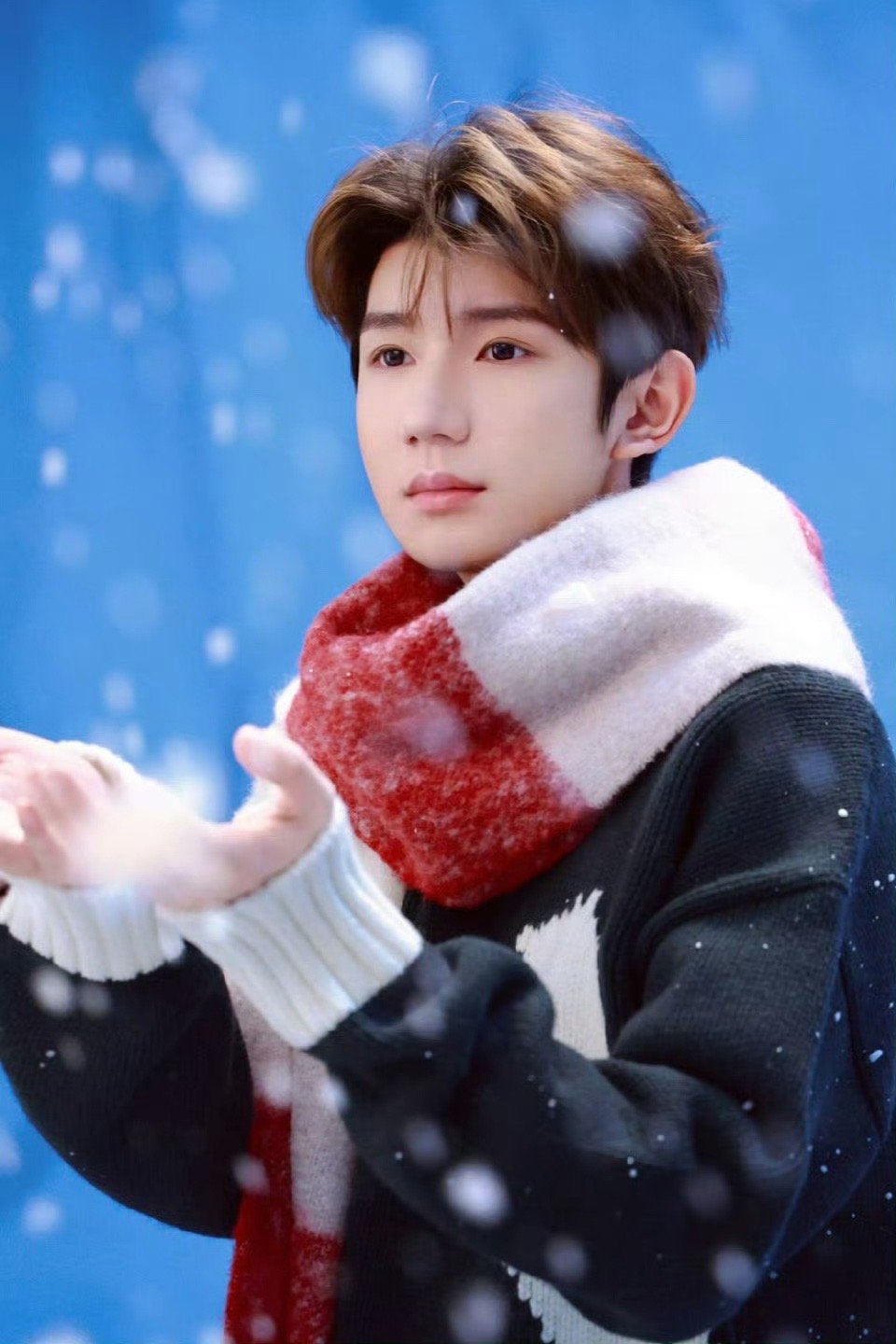 不知道王源的新年雪景图很曼妙 救命！王源新年雪景图氛围感封神！红围巾造型好明媚