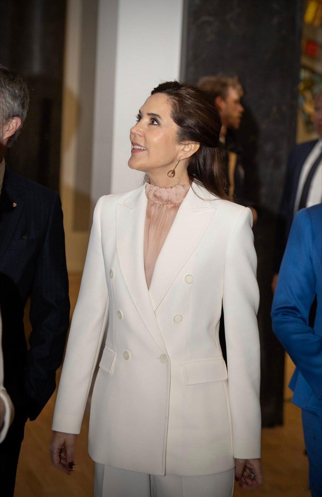 珠宝 丹麦王后玛丽的Lumi水滴吊灯摩根石耳环，出自丹麦本土珠宝商Julie S