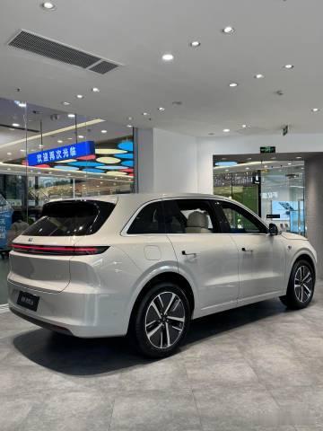 标志性的星环头灯，圆润饱满的车身线条，这些家族基因都得到了保留。