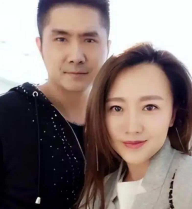 潘长江女儿潘阳，结婚13年，至今带着儿子住在娘家。老公石磊身家十几亿，却很少露面