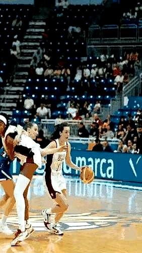 乔丹的手掌，真的是bug级存在！
 

他手掌长9.75英寸，宽11.375英寸