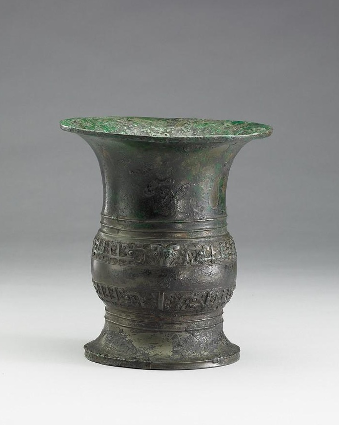 每天一件青铜器 台北故宫藏西周早期:欼尊. 勾喙“躺姿”的凤鸟纹. 图2是X光照