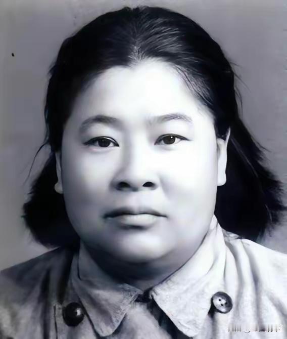 何子友什么来头？1913年她出生在四川苍溪，穷得叮当响，小时候体弱多病被送到武馆