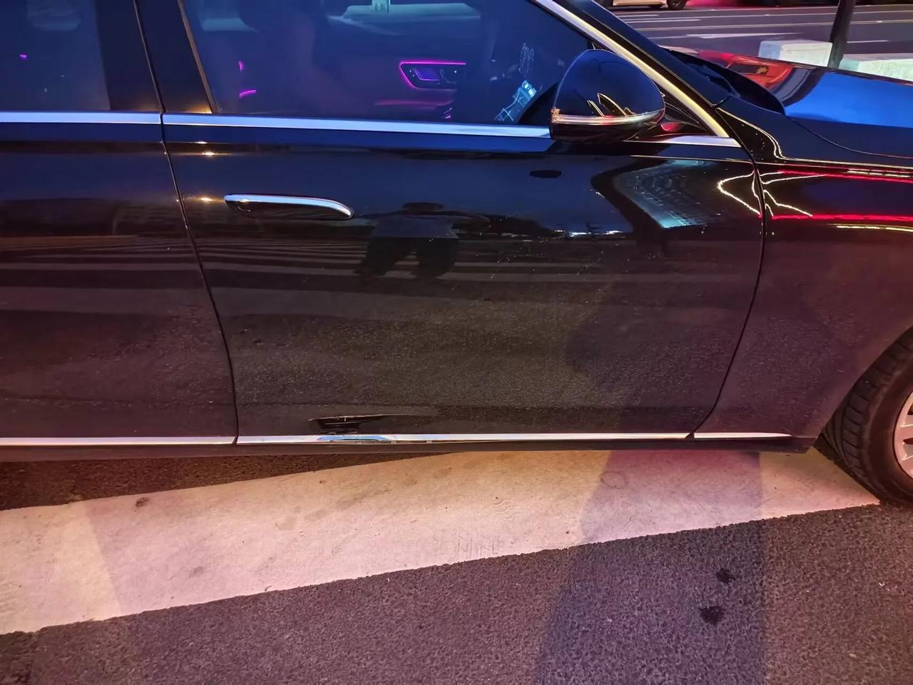 我真是眼瞎啊，车才开几个月，就刮到了水泥墩了，这种水泥墩我吃过两次苦头了。赶紧报