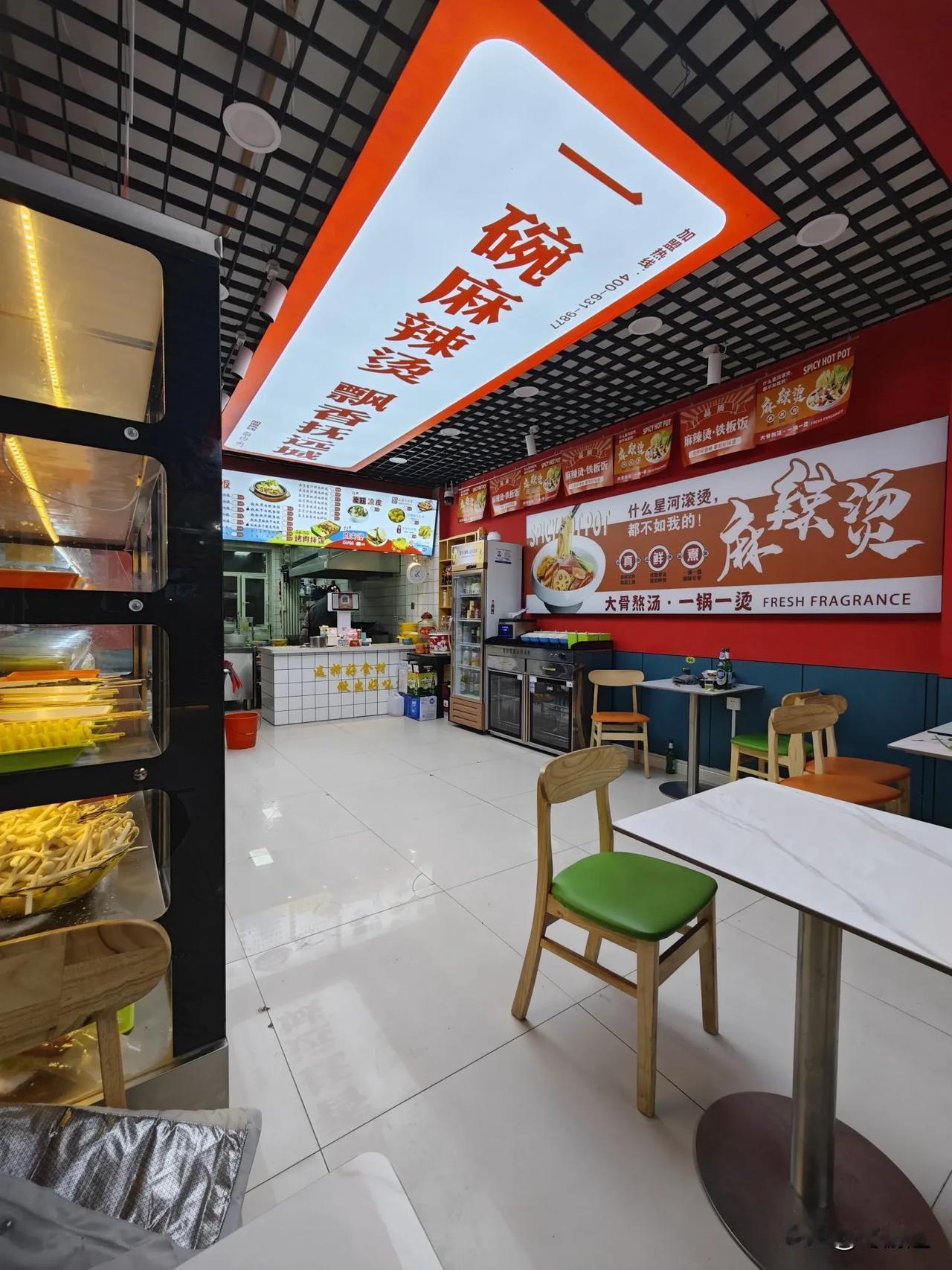 没有选择那些连锁品牌，选择了一家，品质麻辣烫铁板饭。
价格更加实惠，品质也不错，