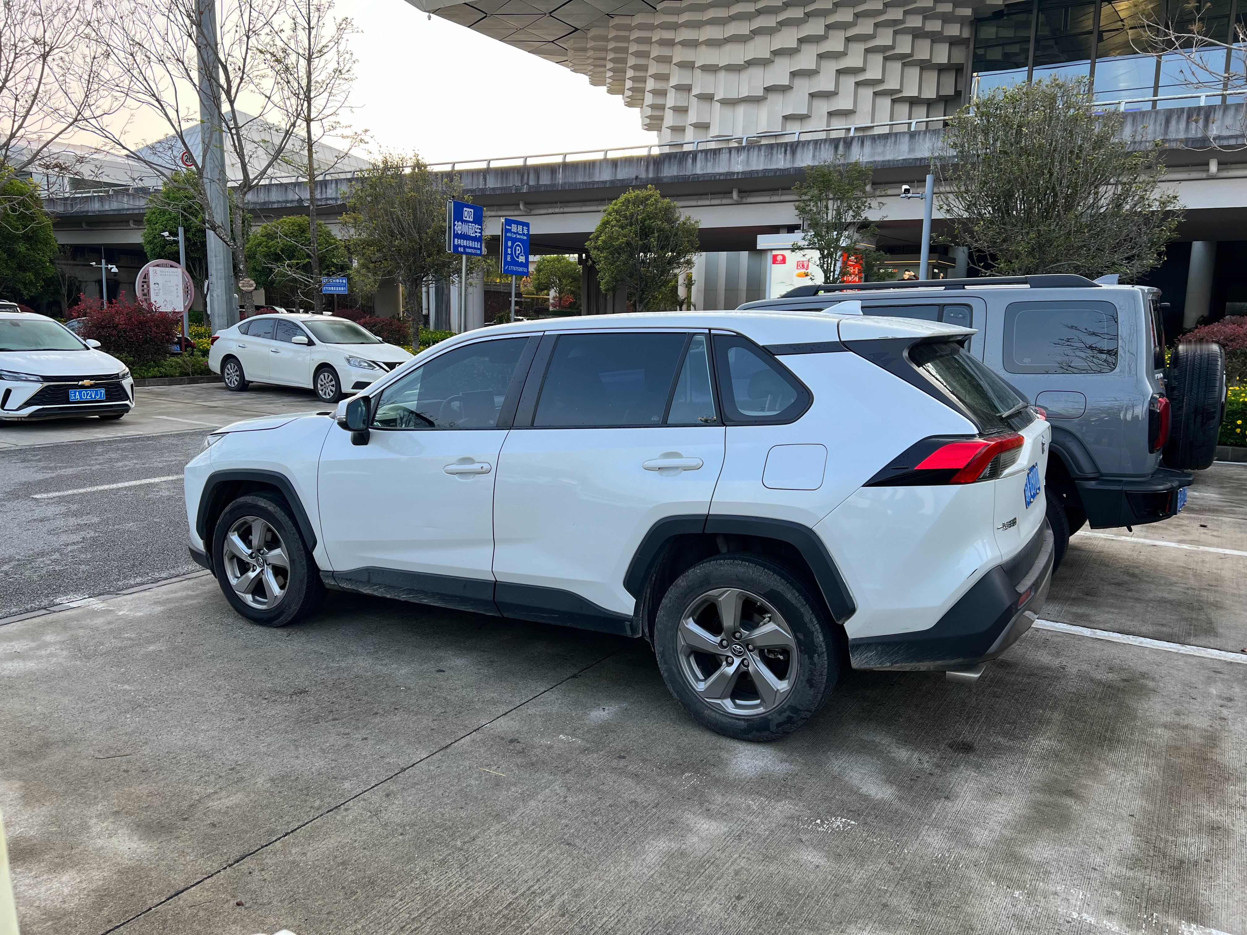 新胎和旧胎混装，新胎应该装前面还是装后面？这台营运的丰田RAV4给出了标准答案很