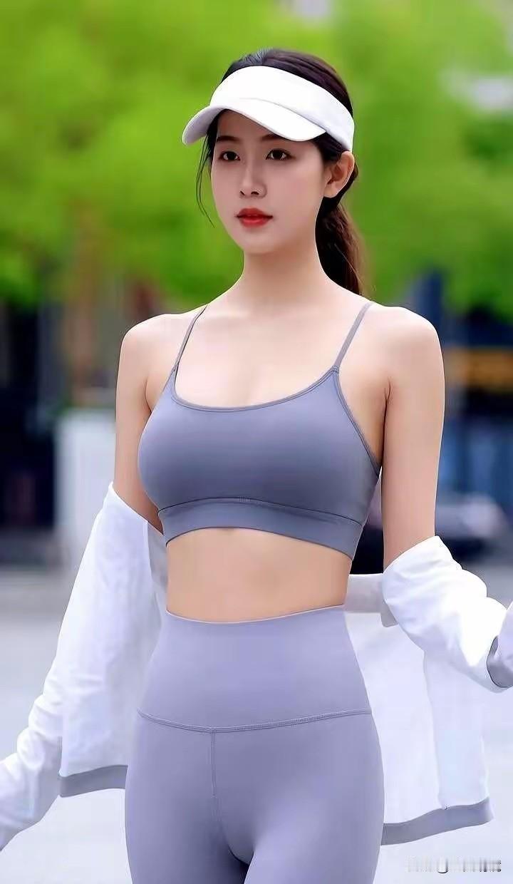 女生健身的时候为啥穿紧身裤?
从功能性和运动体验的角度，女生健身时穿紧身裤（通常