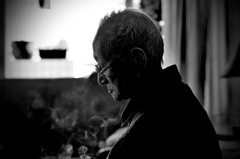 头条平台万象殊，各施绝技展雄图。
男女老少皆登场，人人奋勇不肯输。
耄耋老者仍拼