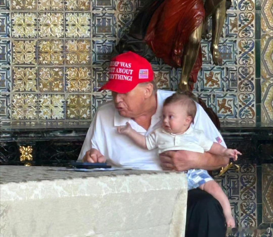 特朗普带外孙。 