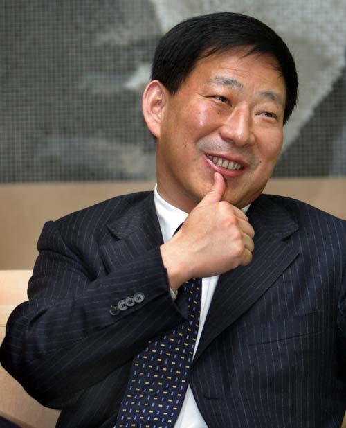 32岁超生被开除，欠债1.8万找不到工作，名片被人扔进烟灰缸。五个月后接了个必亏