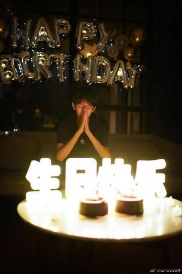 孙俪亲着亲着等等长大了，邓超孙俪给等等庆生好幸福的一家人