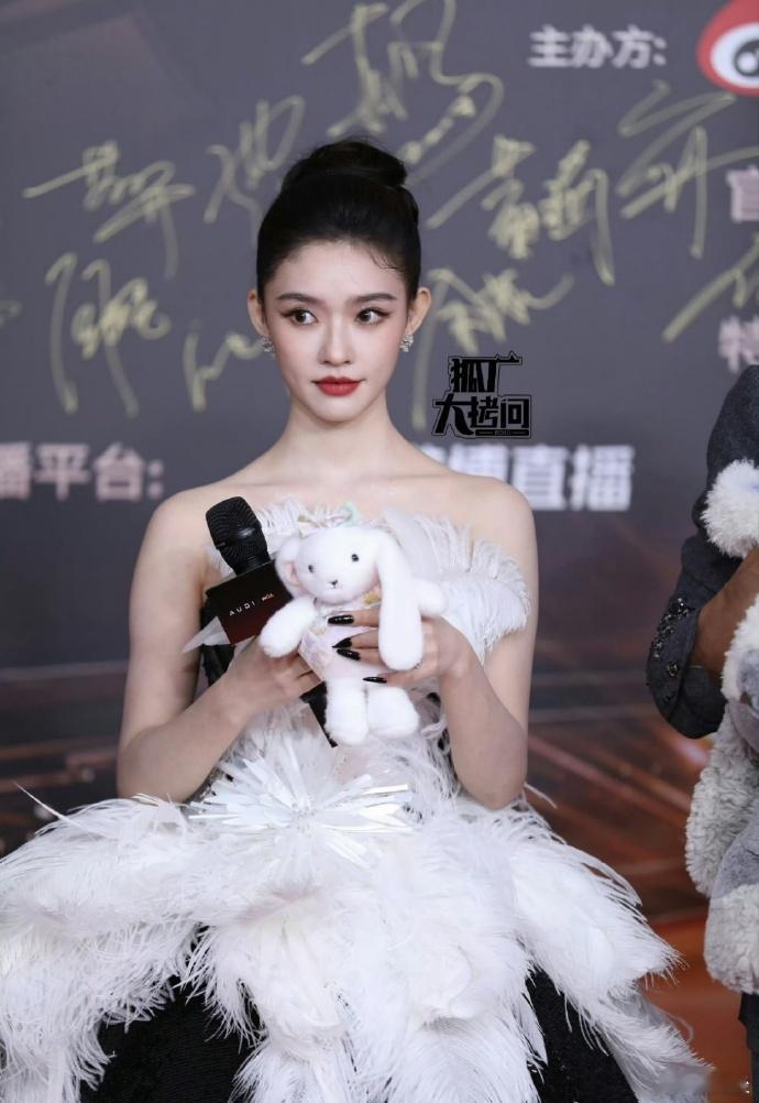 水龙吟剧组后台氛围水龙吟剧组四个人帮林允抬裙子 看水龙吟剧组在微博视界大会的后台