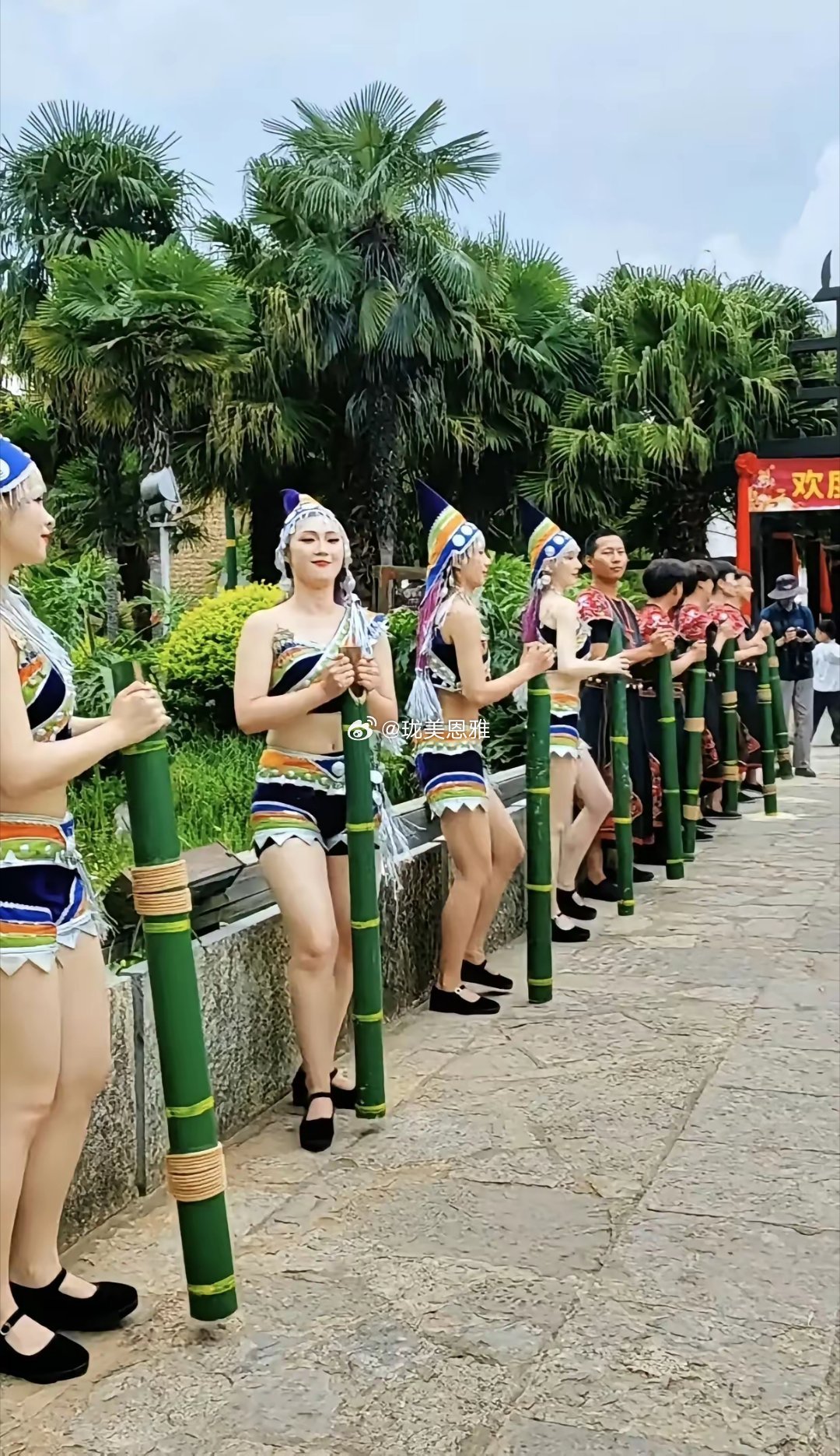 56个民族56朵花这是经过艺术元素加工进去的哈尼服饰吧 