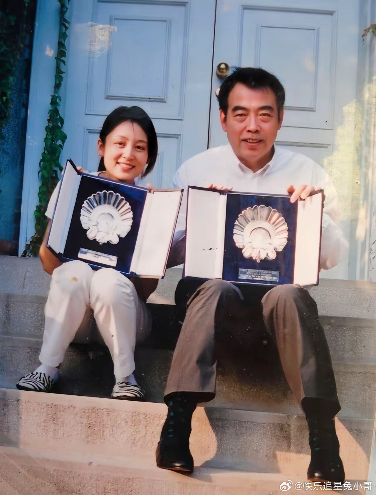热恋时期的陈红与陈凯歌，这张照片拍摄于1994年的北京。当时陈红26岁，正处于颜