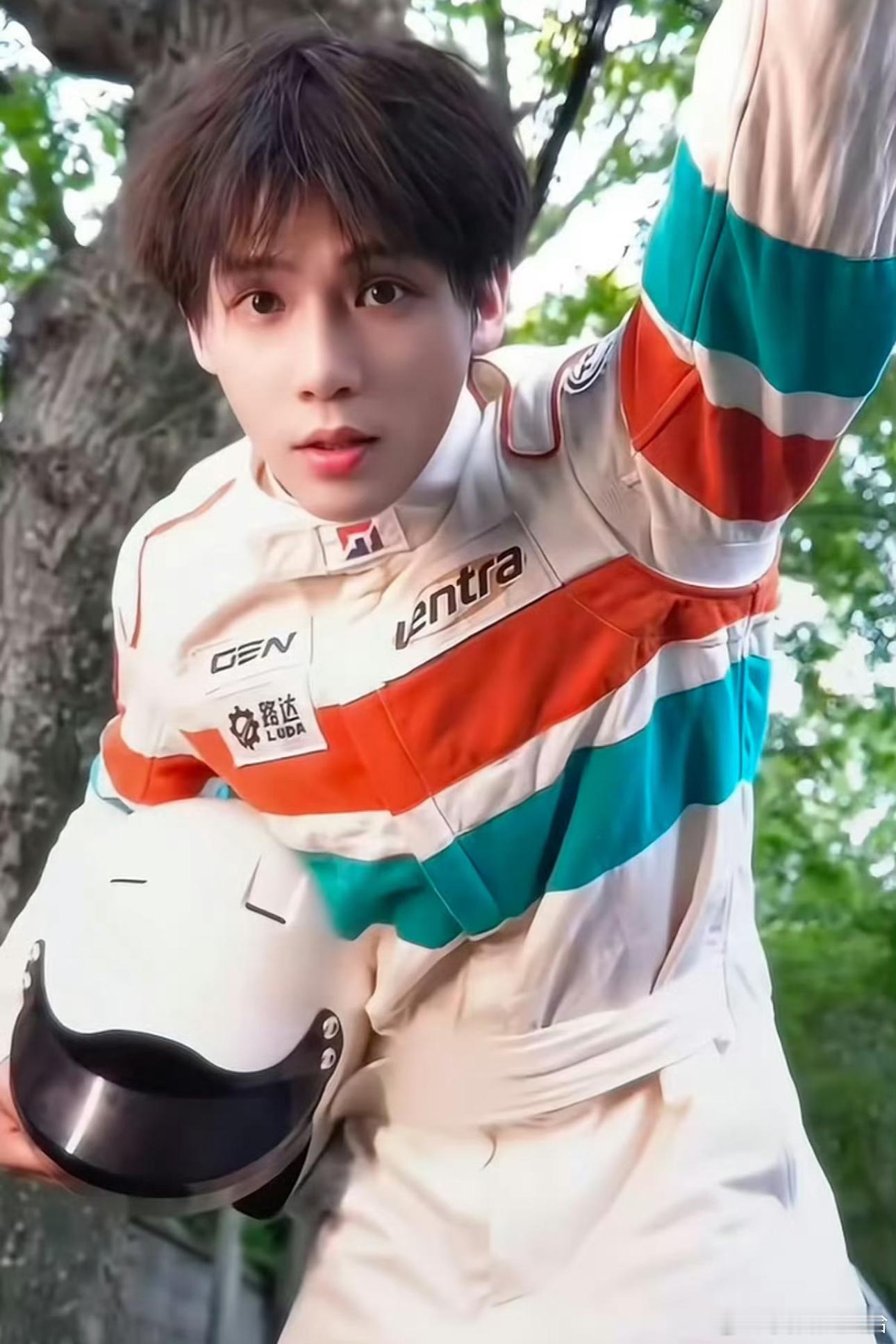 沈腾回应让王安宇演自己  腾哥这波回应太有梗了面对范丞丞“太不像”的贴脸吐槽，沈