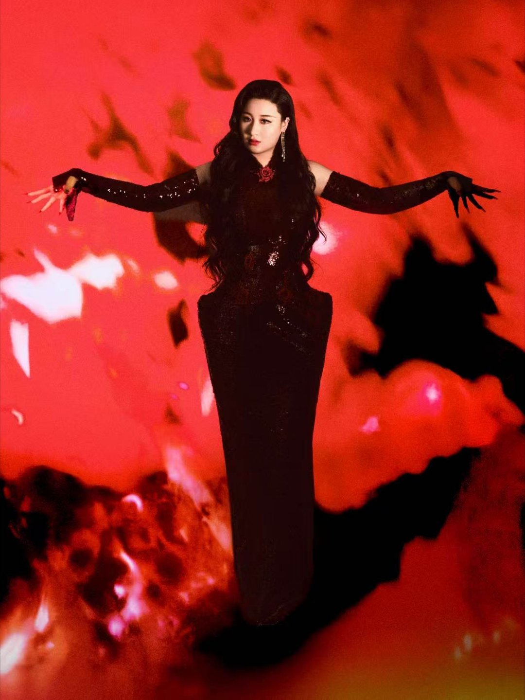锤娜丽莎下沉口碑舞台上爆发力十足，慢歌里细腻共情，锤娜丽莎的声乐功底经过多年打磨