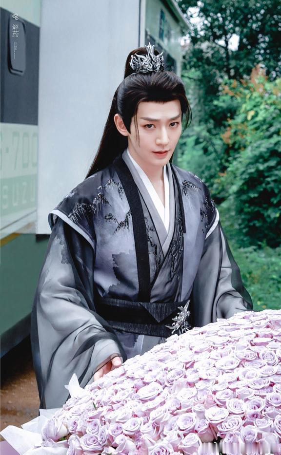 《百妖谱》目前暂定邓为和陈瑶。陈瑶在上《乘风破浪的姐姐》之前，几乎接不到古偶女主