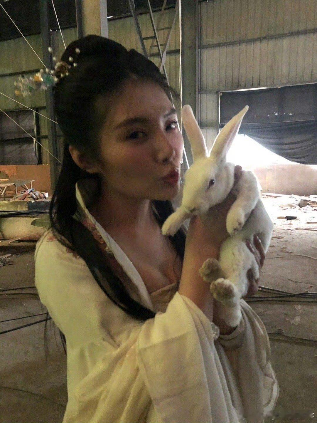 徐冬冬cos嫦娥 徐冬冬这版嫦娥是吃了“古早味仙气”吧！飘逸造型+朦胧光影，连逗