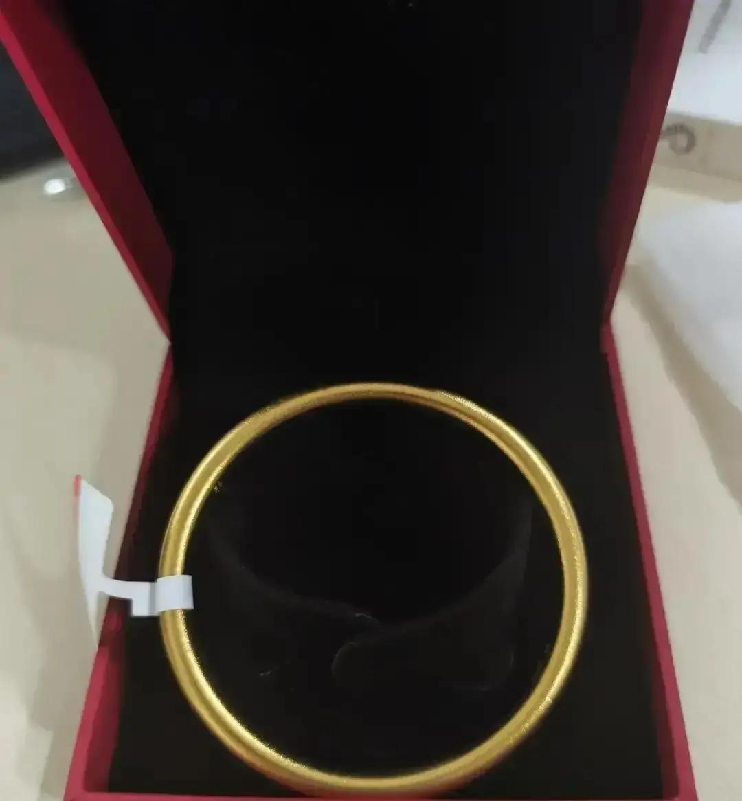 金价700那天，我妈终于刷卡买了条3克的小链子
 
她在柜台前犹豫十分钟，像在签