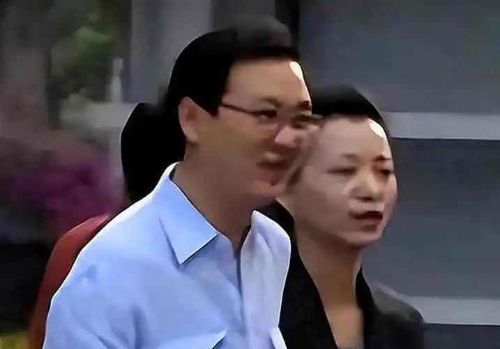 密春雷欠债近10亿轰然塌方，两个女人活成天差地别的两种人生。
 
密春雷股权冻结