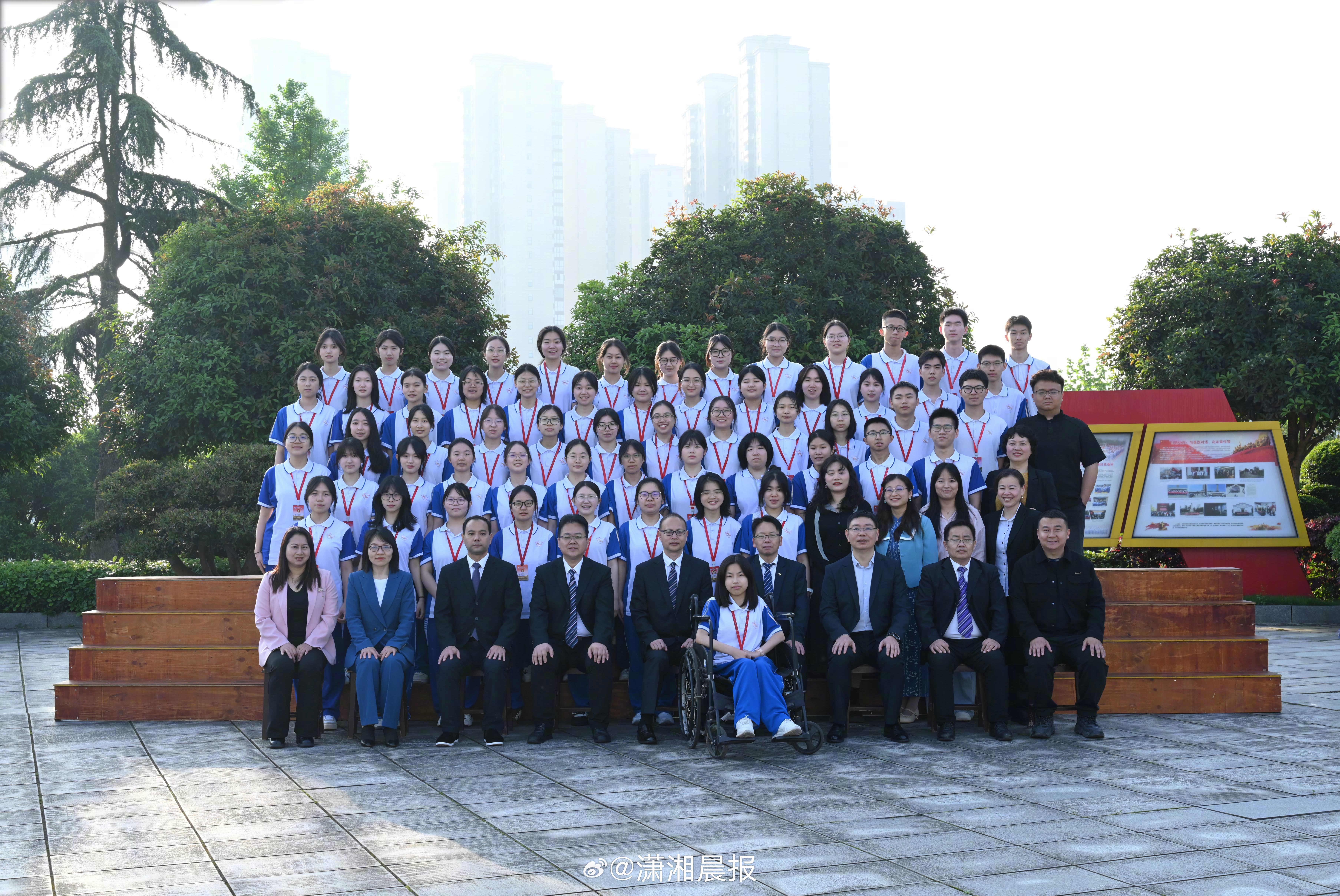 【#轮椅女孩拍毕业照被校领导推到C位#】#校方回应轮椅女孩拍毕业照被推C位#近日