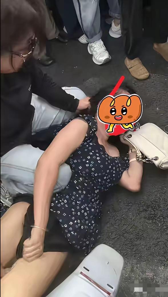 闹市抓“第三者”当众扒裤扇耳光头撞地！解气一秒，换来的可能是牢狱之灾！
    