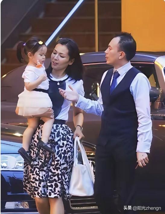 扭。

正常一家人出门，大多都是爸爸主动抱孩子、拎东西，让女方轻松些。这张图反过