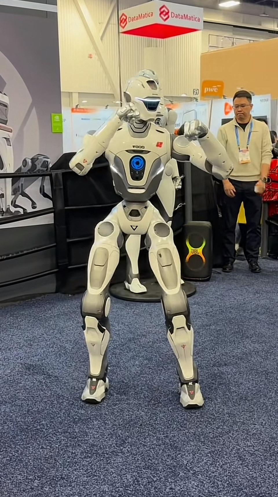 未来科技感十足！机器人亮相展会，惊艳全场！🤖💡这些机器人造型各异，功能更是强