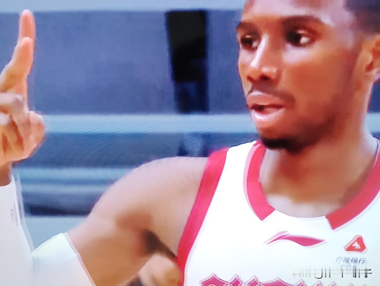 山西男篮客场客场挑战广东男篮，胜利的机会不大，布满险阻。山西队不仅要面对广东队的