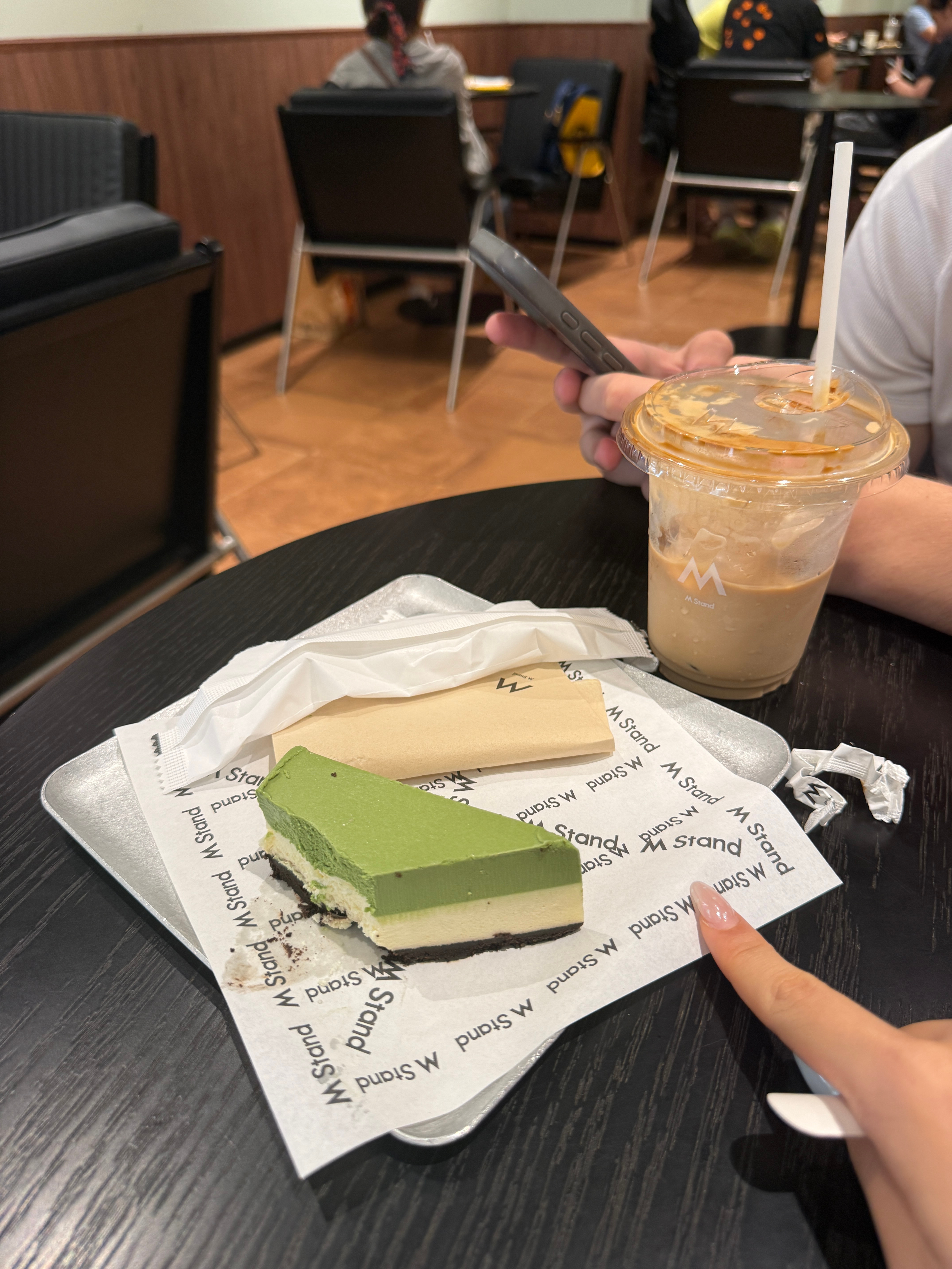 每次买什么抹茶的东西我都必须让🧹试一下结果他每次都说很难吃、像在吃草、像牛粪。