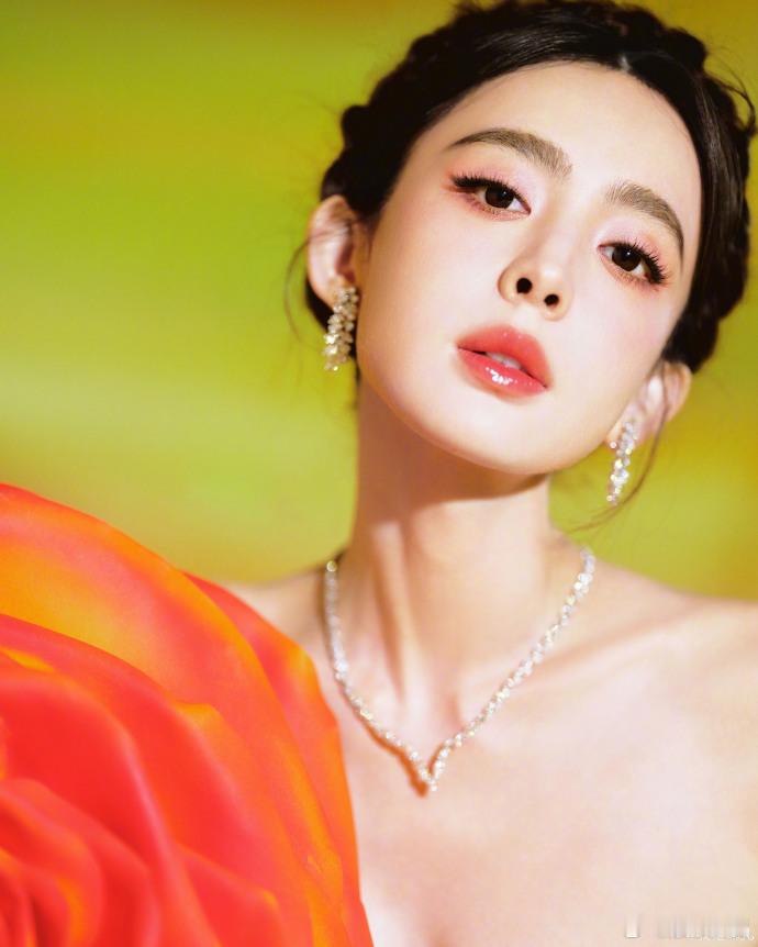 #娜扎 花仙子# 看得出娜扎今天是公主，好美丽的花仙子[给你小心心]这套妆造真的