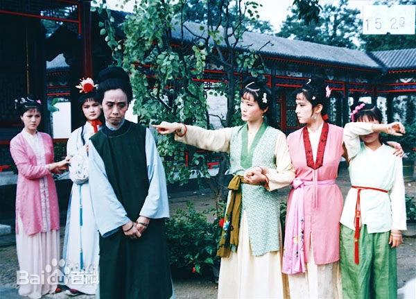 麝月为何没被遣散？只因她做了这样一件事情！
第二十回中，正是闹元宵看花灯的时候，