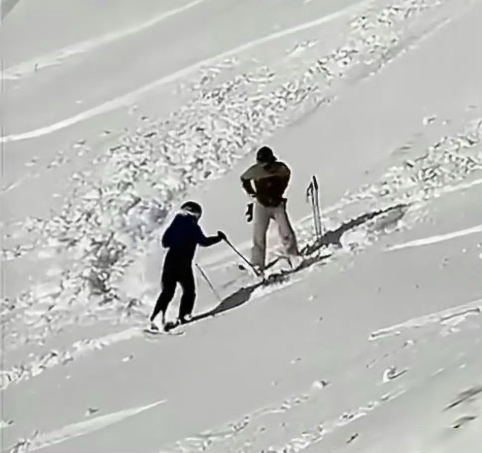 王一博滑雪摔懵了 王一博的滑雪技术已经是顶级了，单板双板都拿手，没有五个雪季下不
