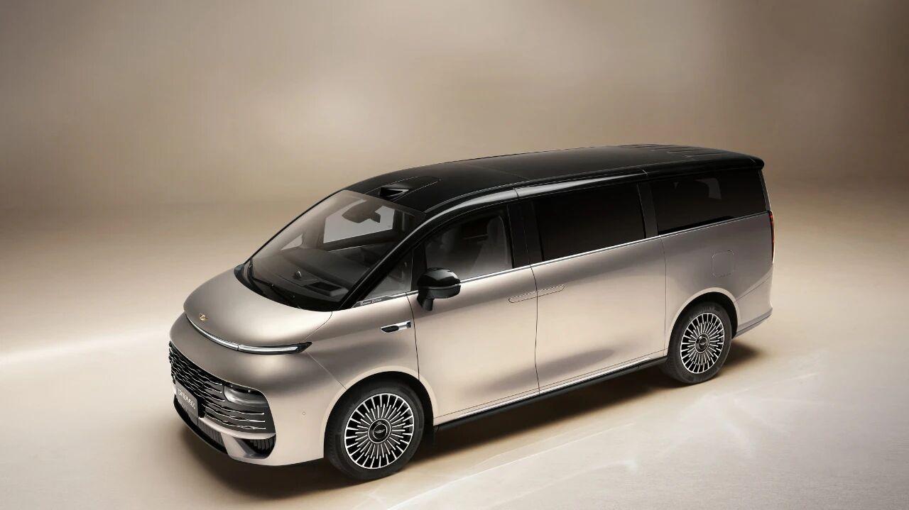 吉利银河首款MPV车型V900造型曝光。
V900是吉利银河品牌首款MPV，定位