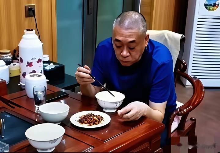 这是崔培军在家吃早饭的照片，一碗稀饭加一盘小菜，简单的不能再简单。他有钱，他爱给