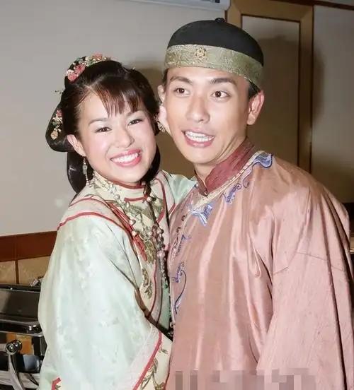 2015年，胡杏儿和黄宗泽同居8年后，带着3000w嫁妆，嫁给李承德。胡杏儿闺蜜