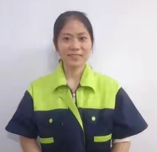 农村女孩李佳，大专毕业后找不到好工作，就去成都理工大学当了环卫工。今年33岁，已