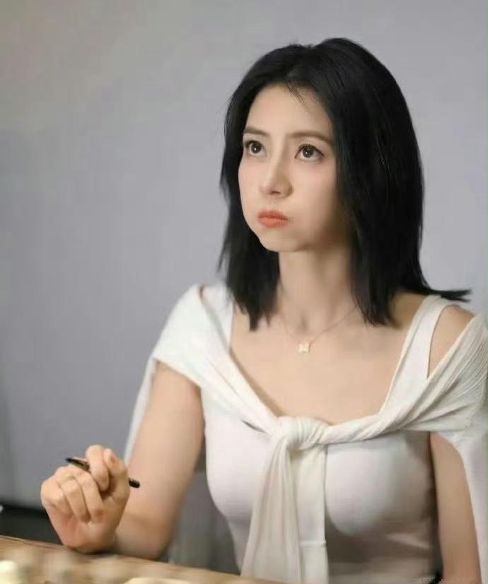 看过高圆圆这张照片，我终于相信，女生不一定瘦才叫美，高圆圆的胳膊好像练过力量，很