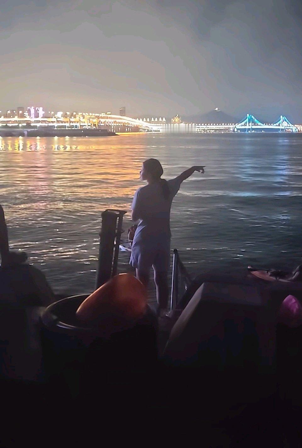 看到小伙划桨板遇俩小孩往深海游，善意撒谎把他们带回，真的要为小伙的机智勇敢点赞！