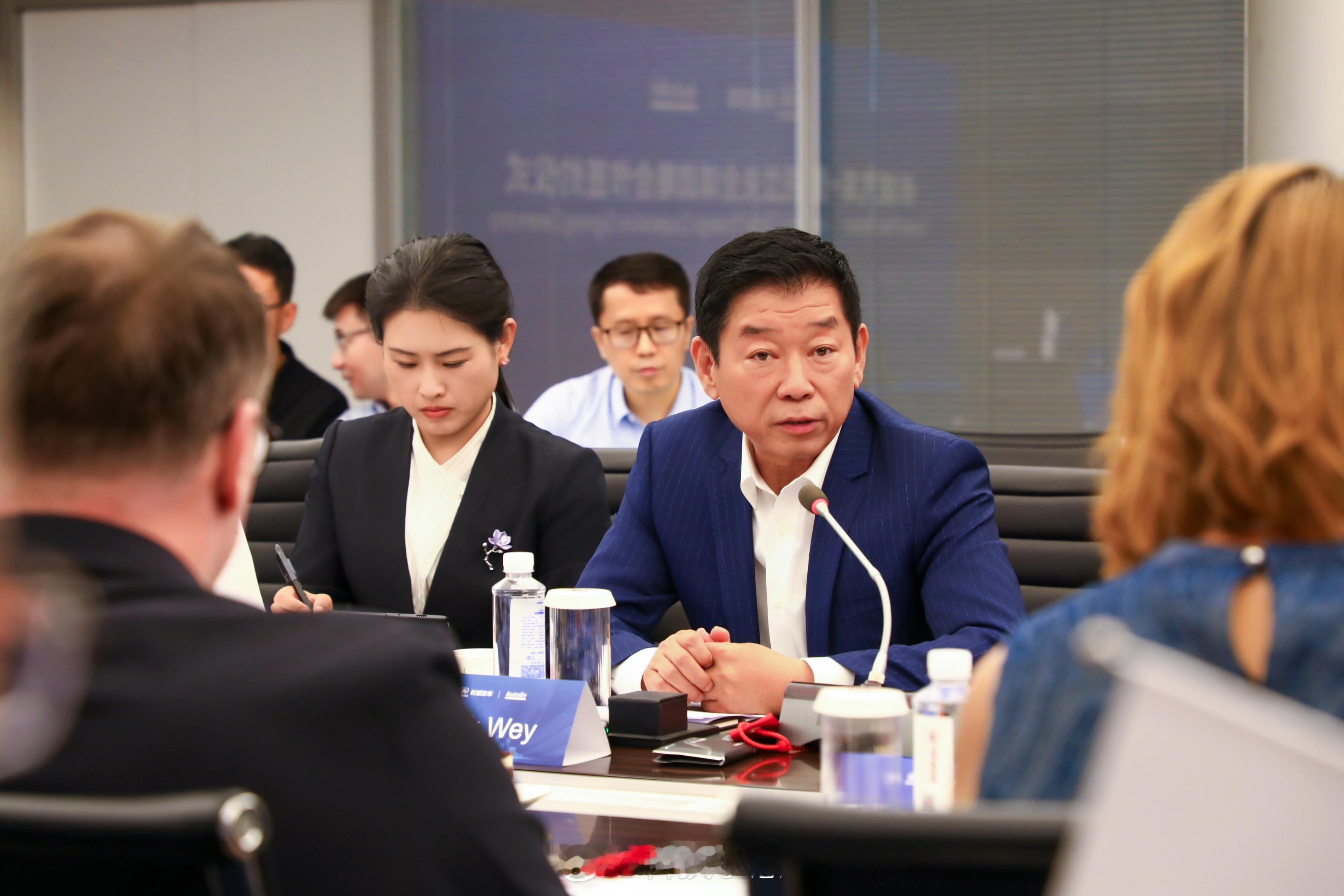 长城汽车董事长魏建军先生在现场亲自为 Mikael 举行魏牌高山的专属交车仪式，