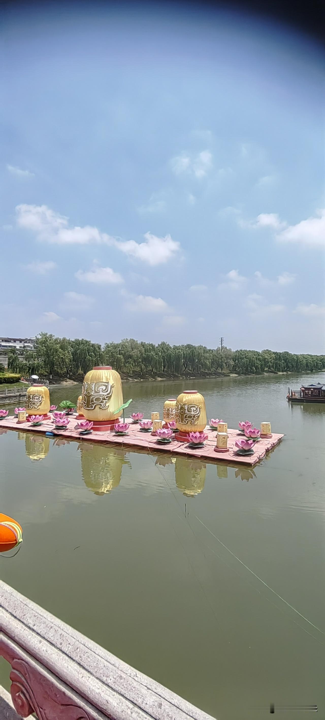 一个人爱你时，就完全臣服与你。你说什么都对，说什么都笑呵呵。这是爱的完全融入期，