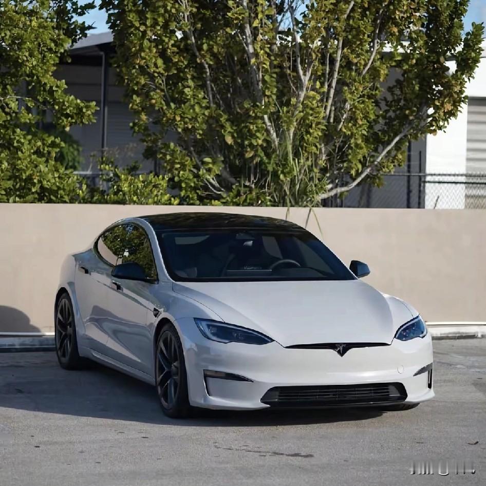 朋友问我，新款Model S起售价冲到68.49万了，这价格香不香？我仔细一琢磨